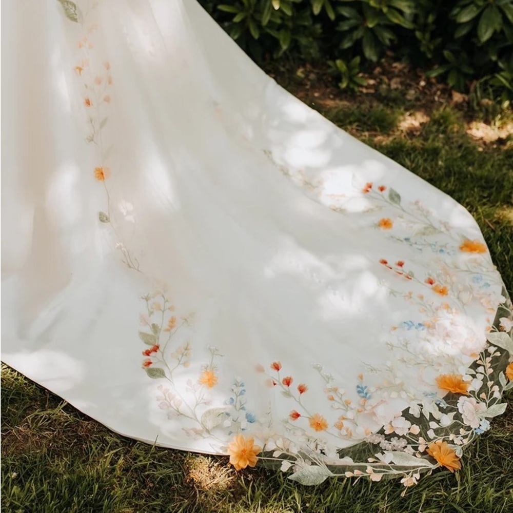 Handmade embroidered veil with silk wildflower embellishments, made in England - Picture 6 of 6